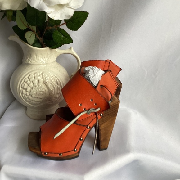 John Fluevog Faiths Rahab Blood Orange Platform Sandals - Picture 1 of 4
